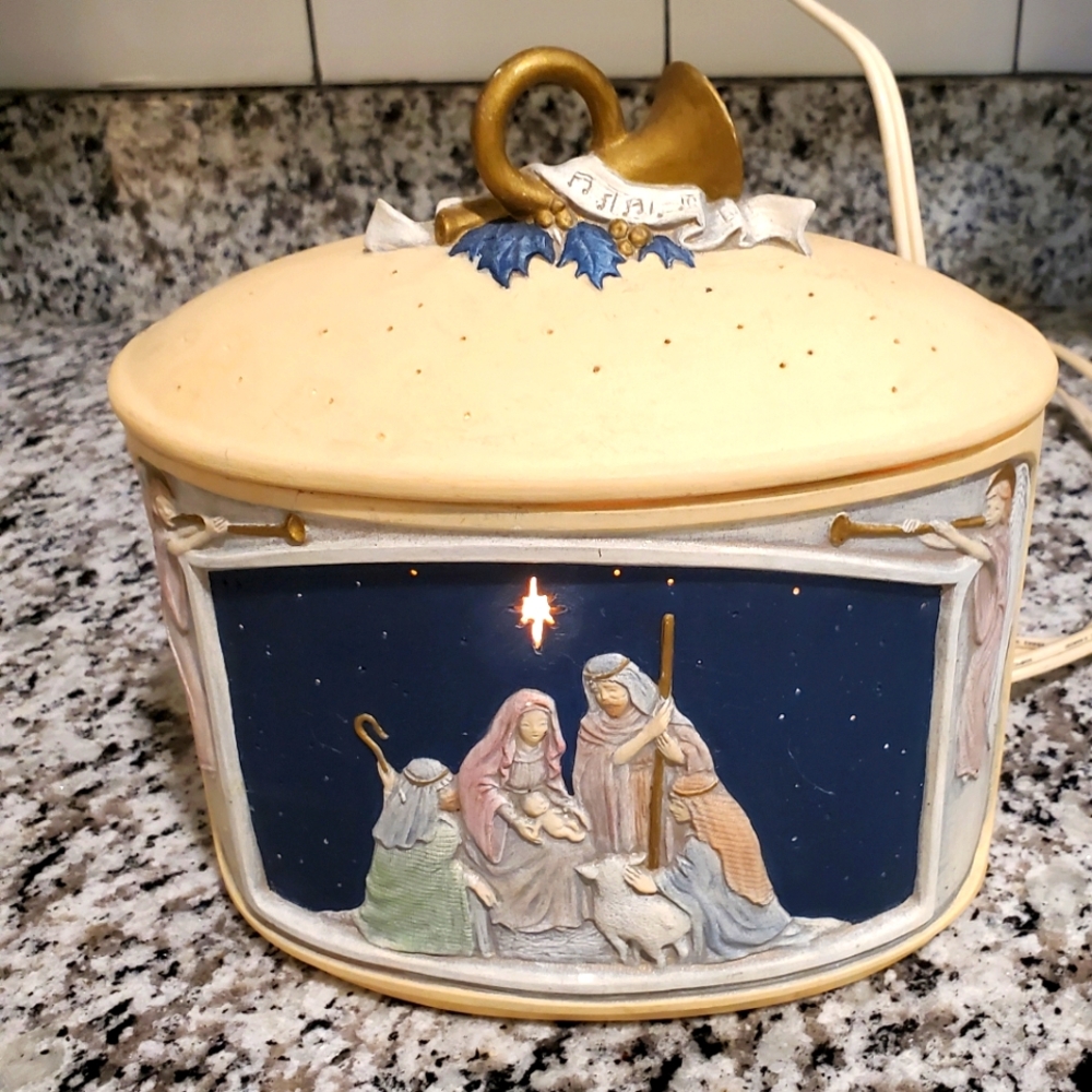 LIGHTED VINTAGE NATIVITY SCENE
